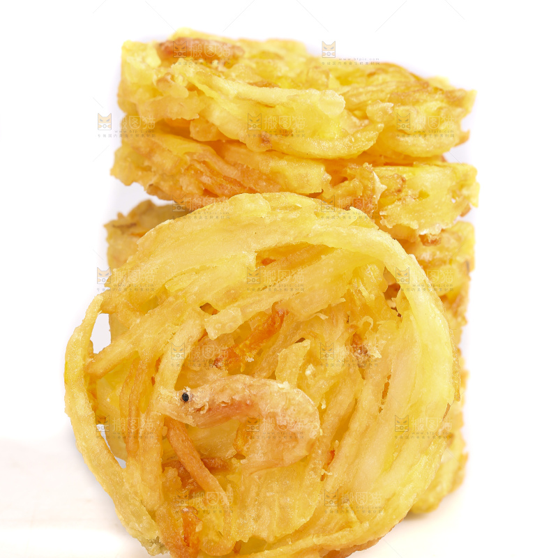 白底上的土豆鲜虾饼