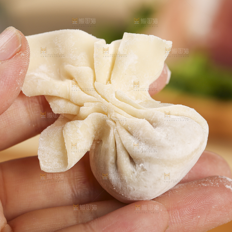 浅底上的小金鱼馄饨