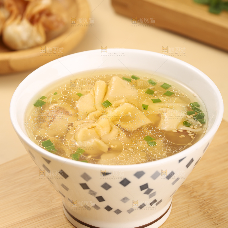 浅底上的小金鱼馄饨