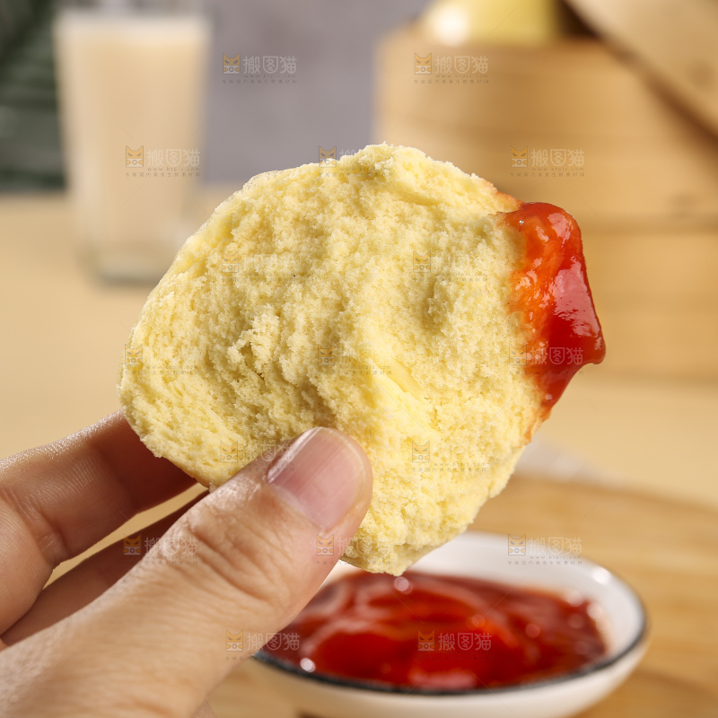 浅底上的玉米馒头