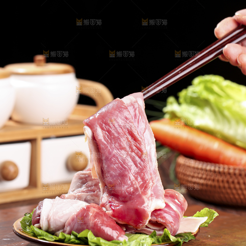 木底上的新鲜羊肉