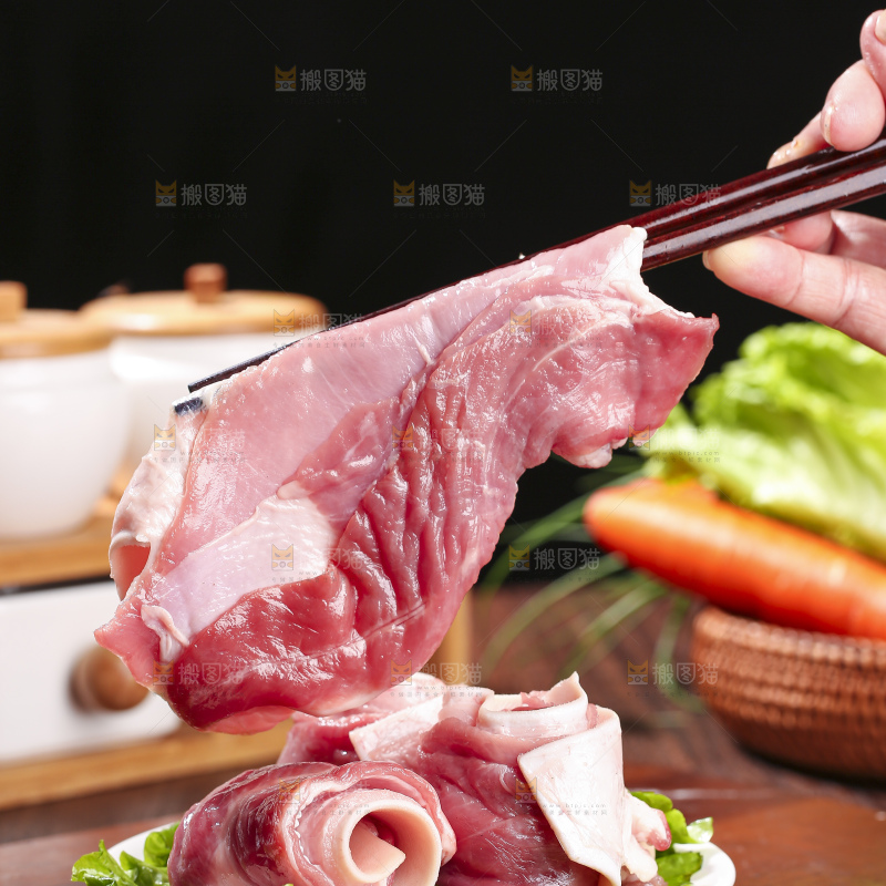 木底上的新鲜羊肉