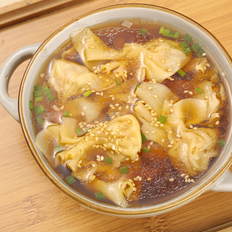 浅底上的小金鱼馄饨