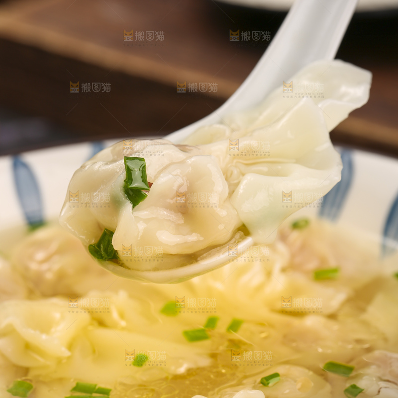 深底上的小金鱼馄饨