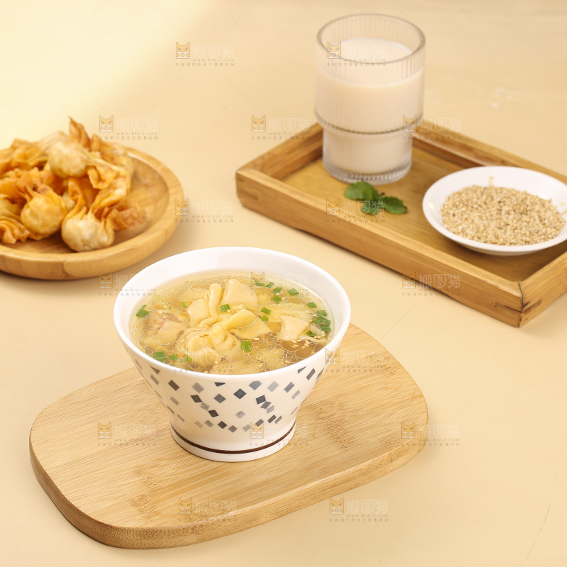浅底上的小金鱼馄饨