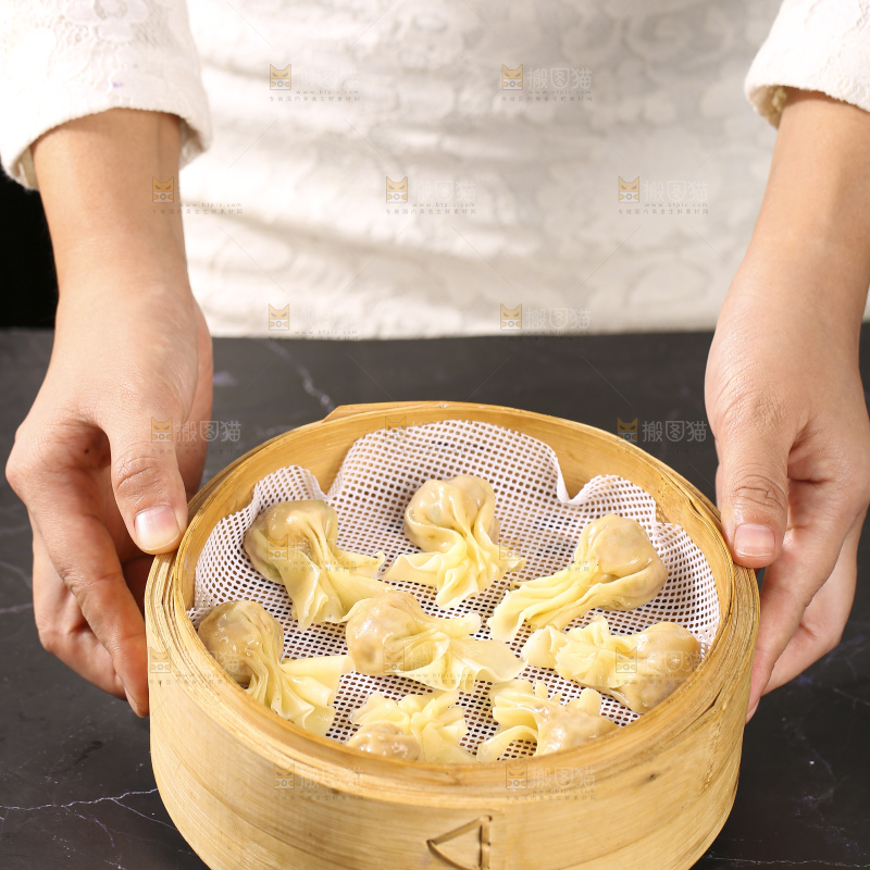 深底上的小金鱼馄饨