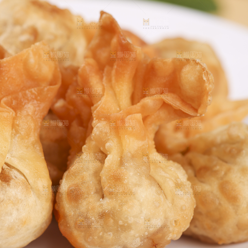 浅底上的小金鱼馄饨