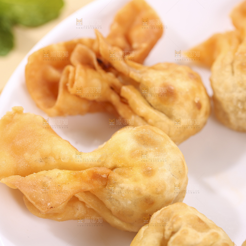 浅底上的小金鱼馄饨