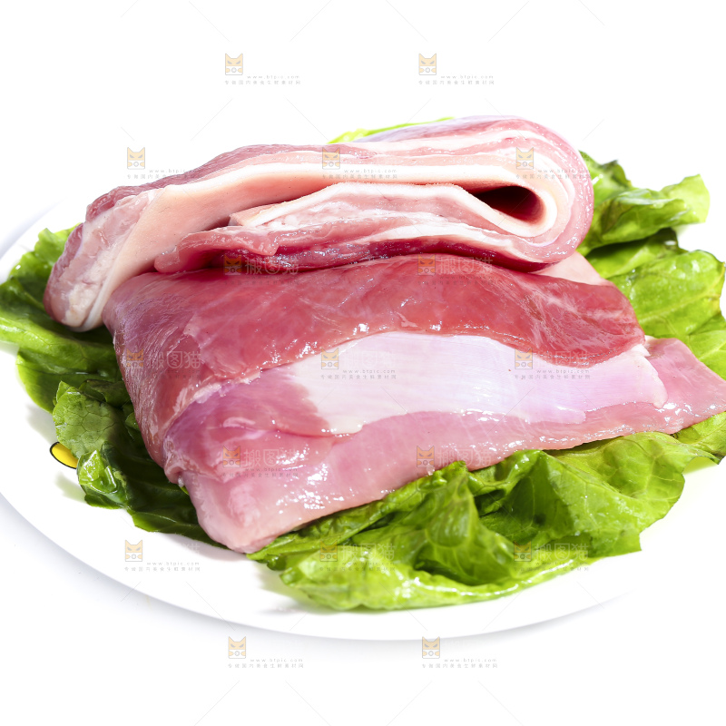 白底上的新鲜羊肉