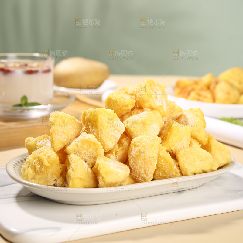 浅底上的锅巴土豆