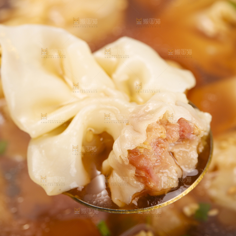 浅底上的小金鱼馄饨