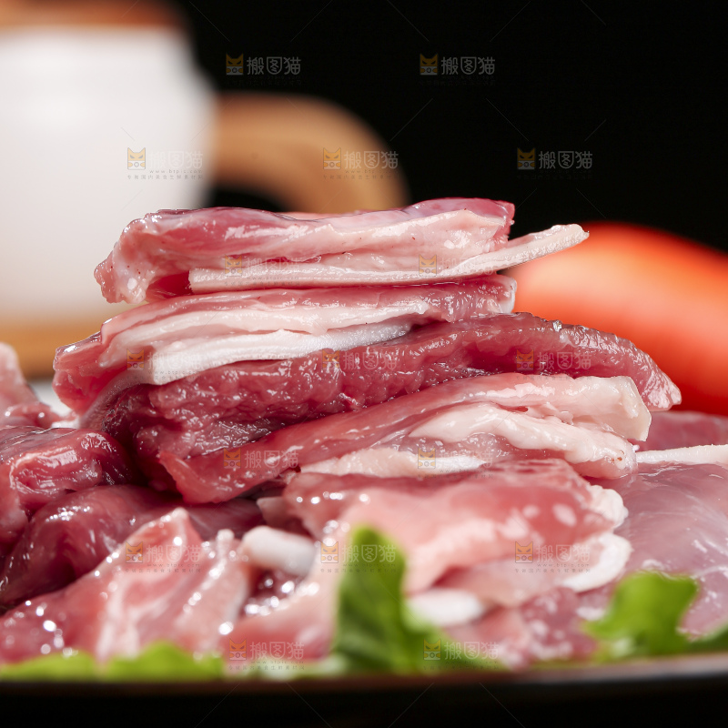 木底上的新鲜羊肉