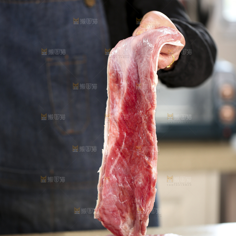 手里拿着新鲜羊肉