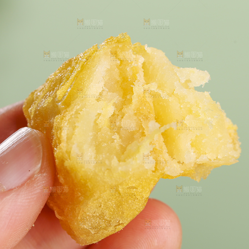 浅底上的锅巴土豆