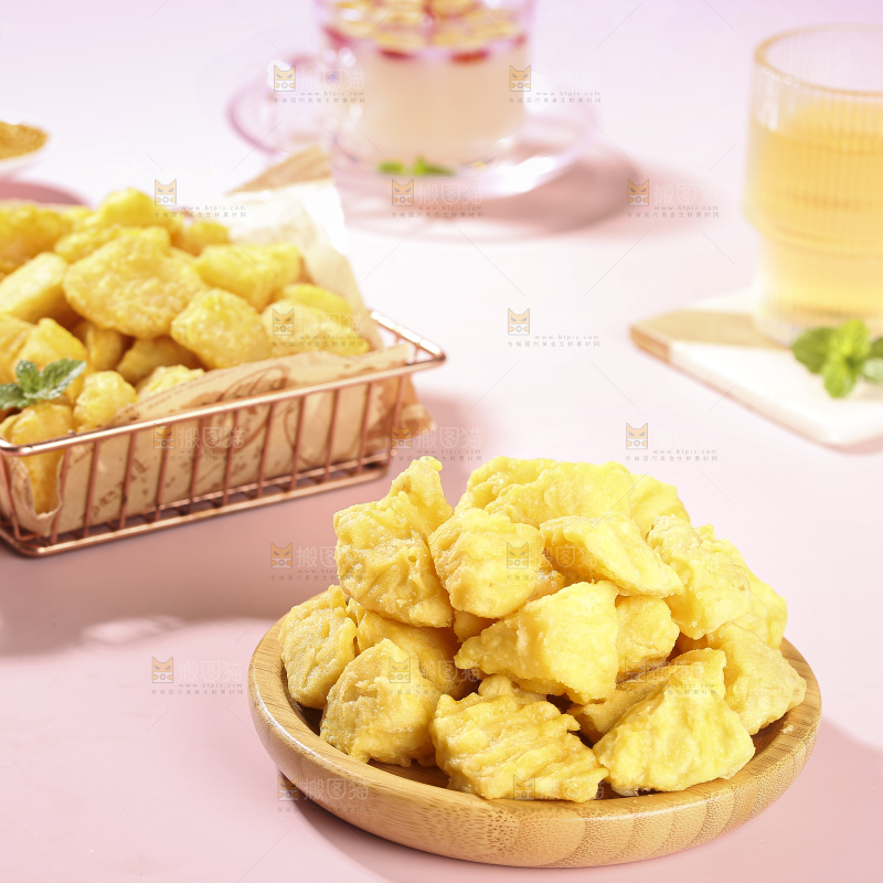 浅底上的锅巴土豆
