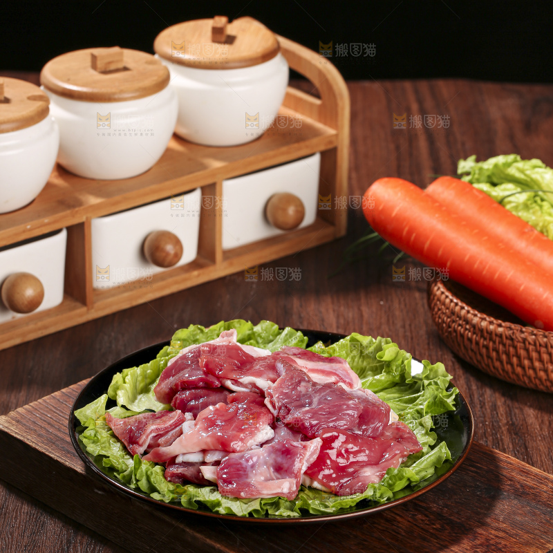 木底上的新鲜羊肉