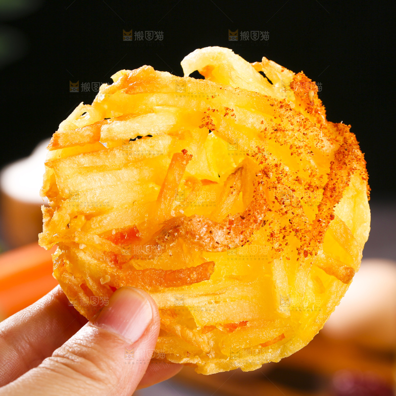 深底上的土豆鲜虾饼