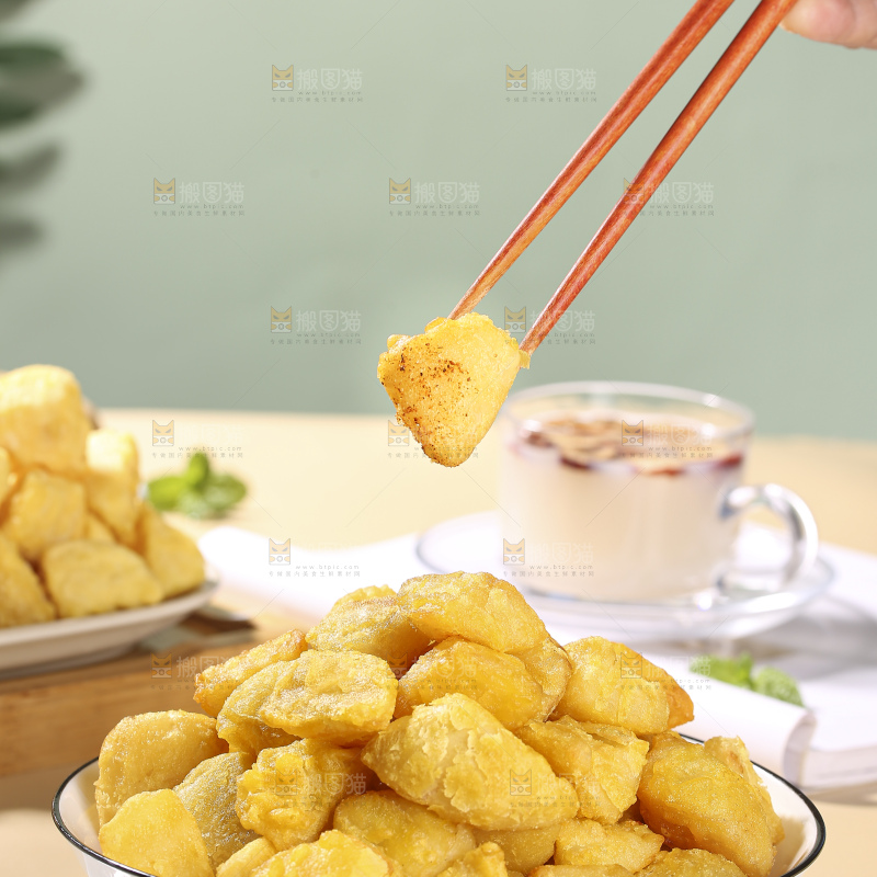 浅底上的锅巴土豆