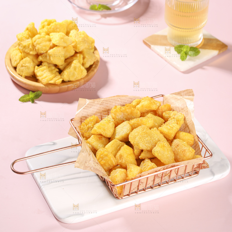 浅底上的锅巴土豆
