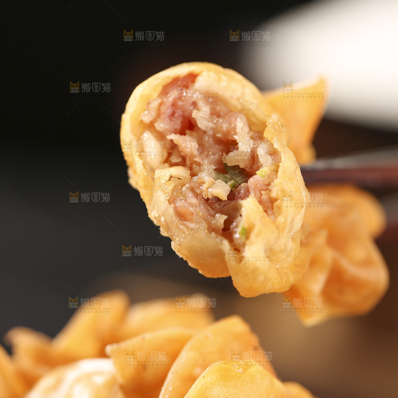 深底上的小金鱼馄饨