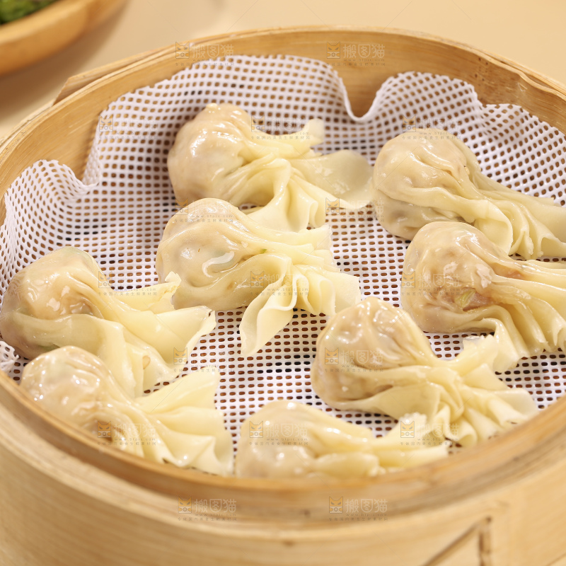 浅底上的小金鱼馄饨