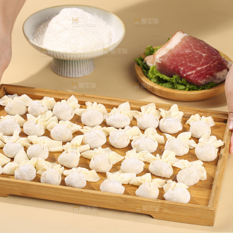 浅底上的小金鱼馄饨