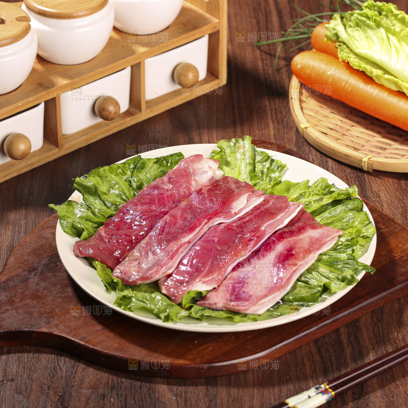 木底上的新鲜羊肉