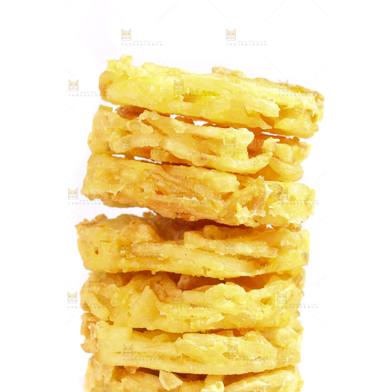 白底上的土豆鲜虾饼