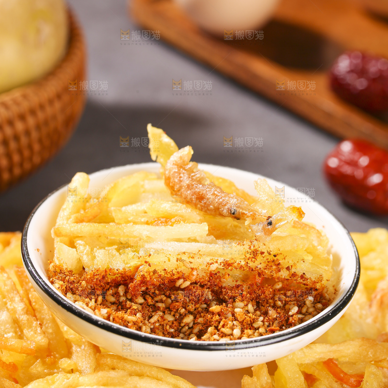 深底上的土豆鲜虾饼