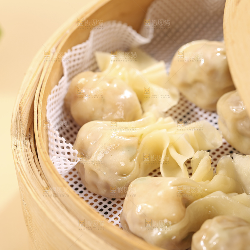 浅底上的小金鱼馄饨