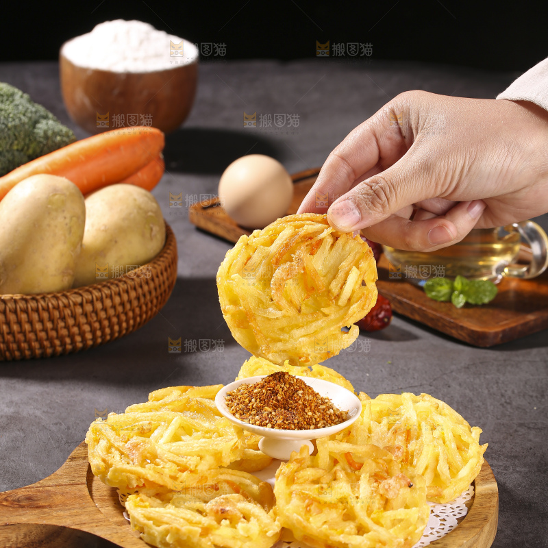 深底上的土豆鲜虾饼
