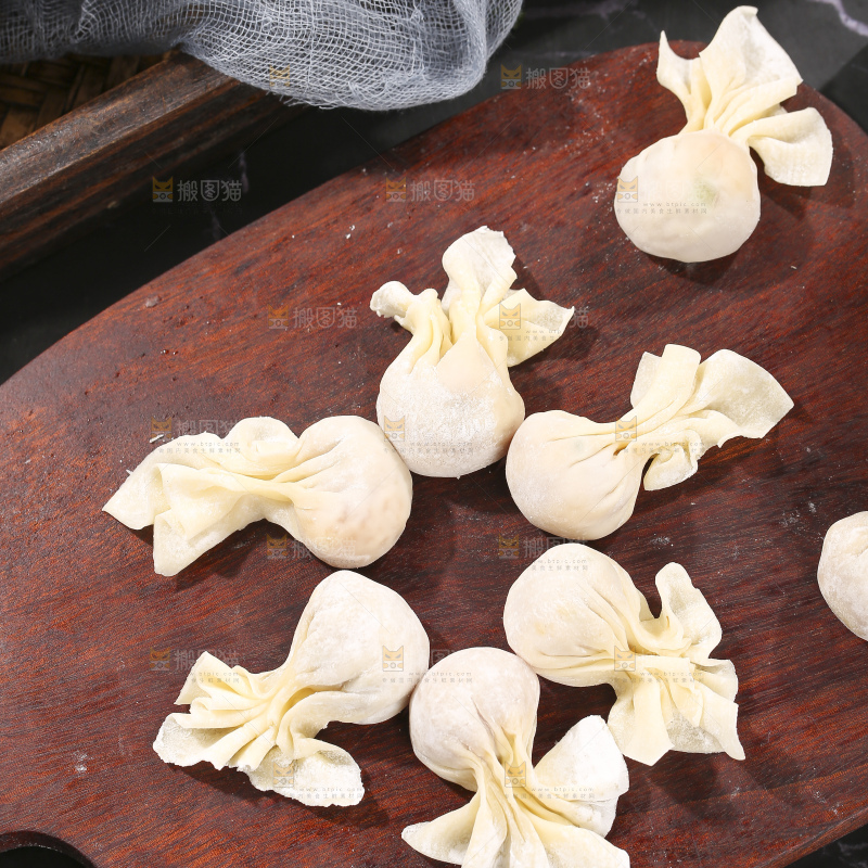 深底上的小金鱼馄饨