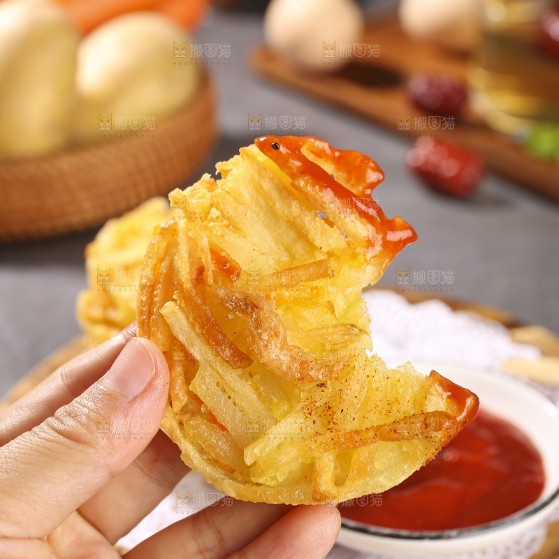 深底上的土豆鲜虾饼