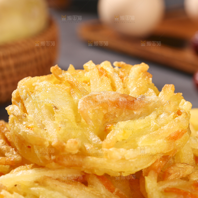 深底上的土豆鲜虾饼