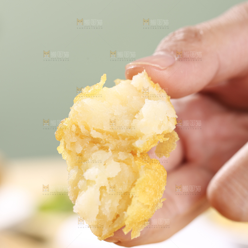 浅底上的锅巴土豆