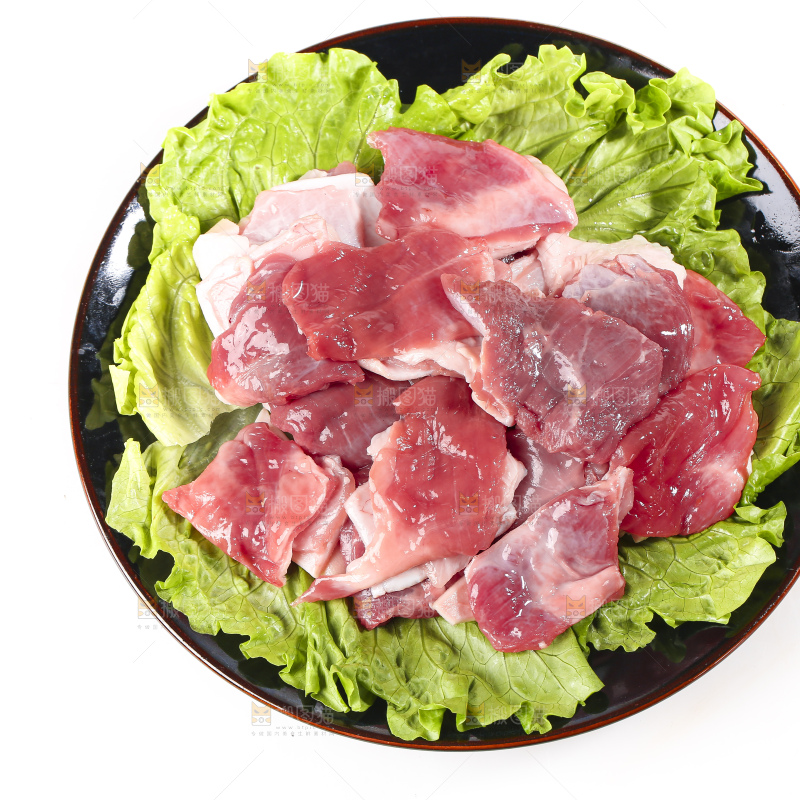 白底上的新鲜羊肉