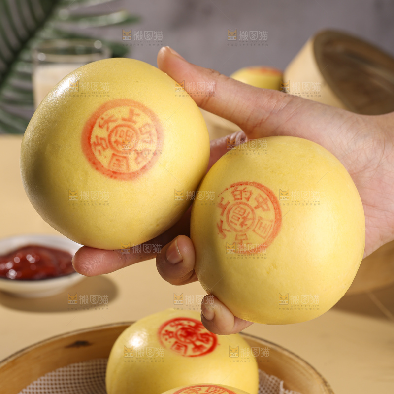 浅底上的玉米馒头