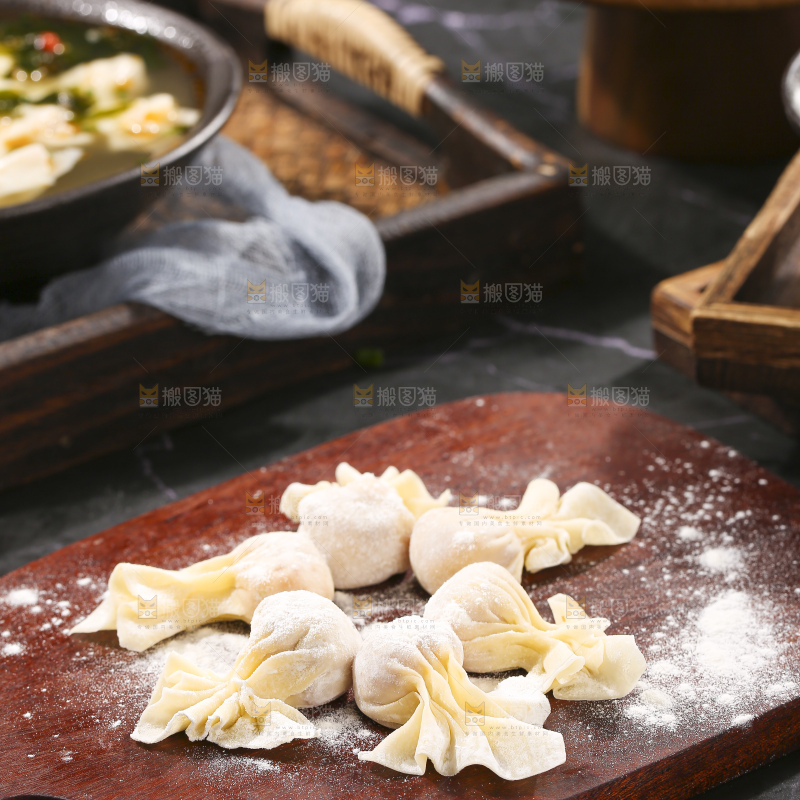 深底上的小金鱼馄饨