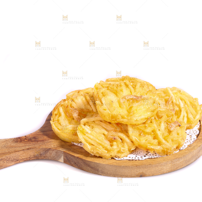 白底上的土豆鲜虾饼