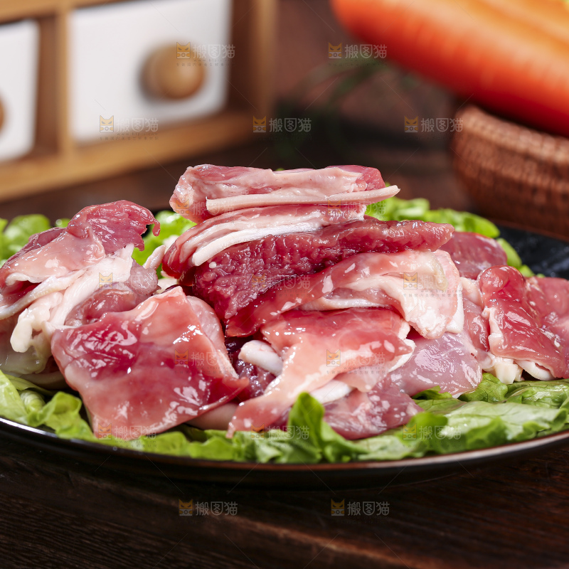 木底上的新鲜羊肉