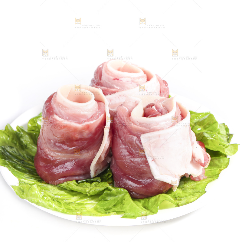 白底上的新鲜羊肉