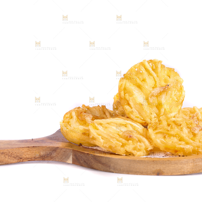 白底上的土豆鲜虾饼