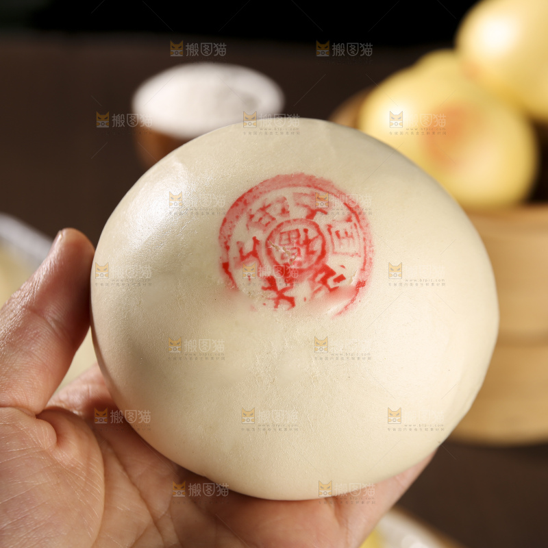深底上的玉米馒头