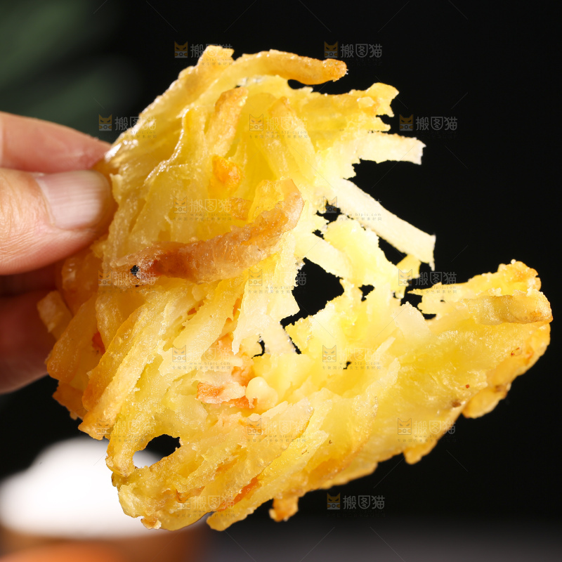 深底上的土豆鲜虾饼