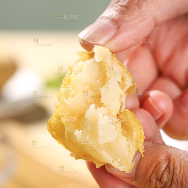 浅底上的锅巴土豆