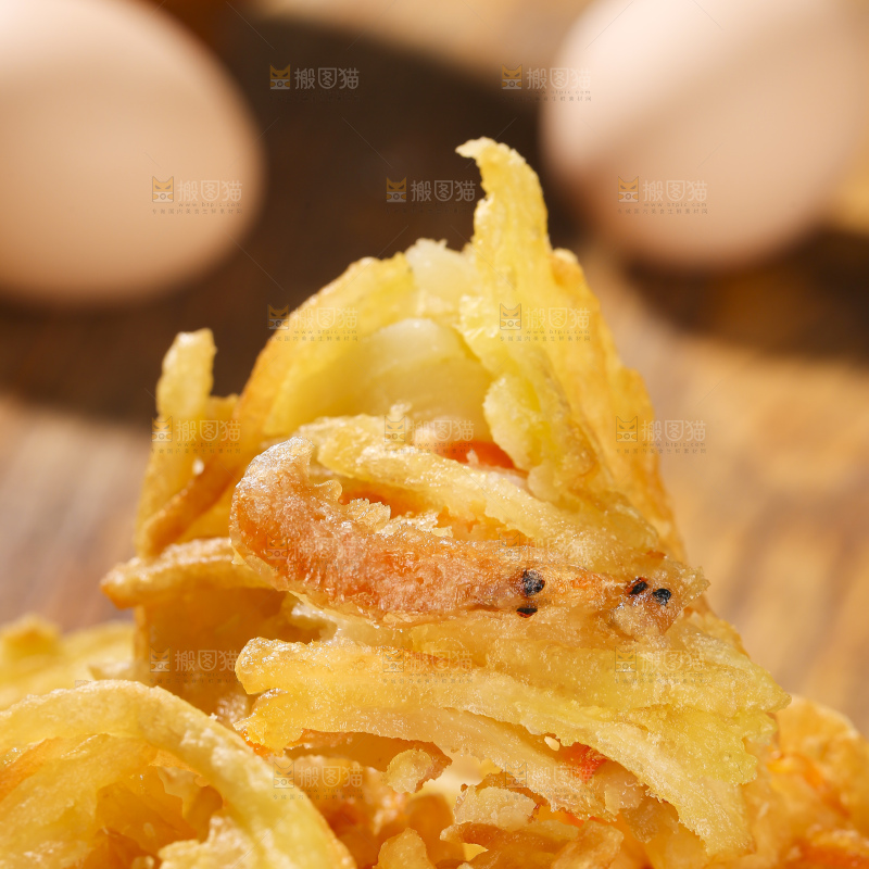 木底上的土豆鲜虾饼