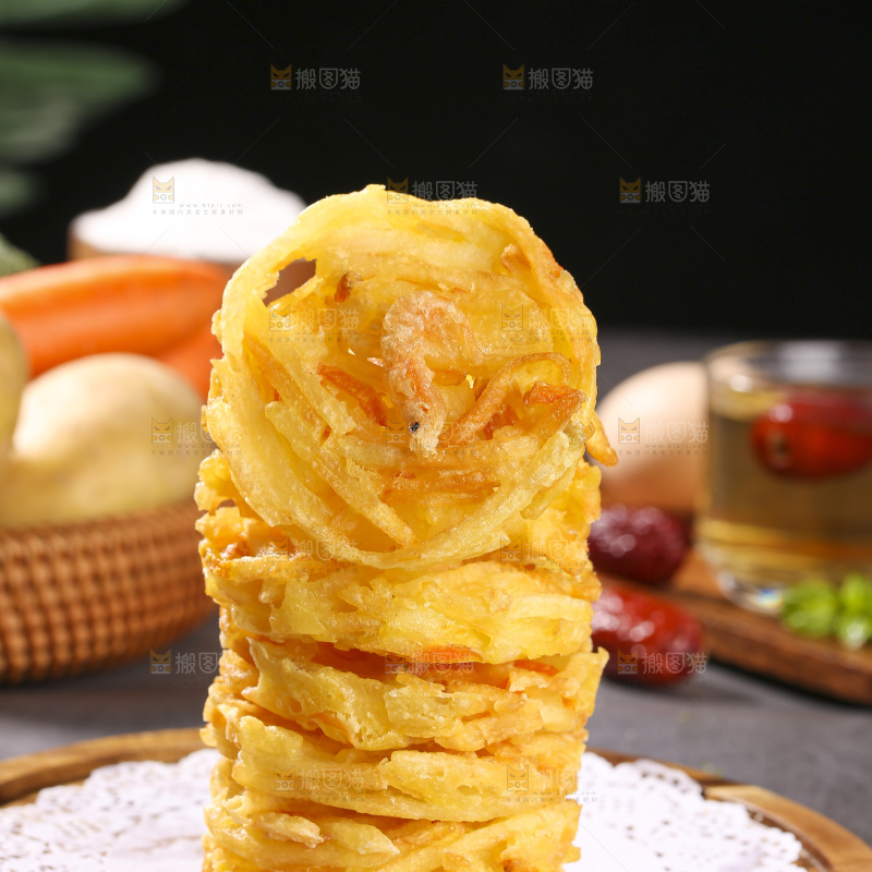 深底上的土豆鲜虾饼