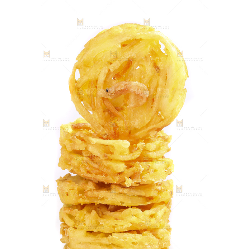 白底上的土豆鲜虾饼