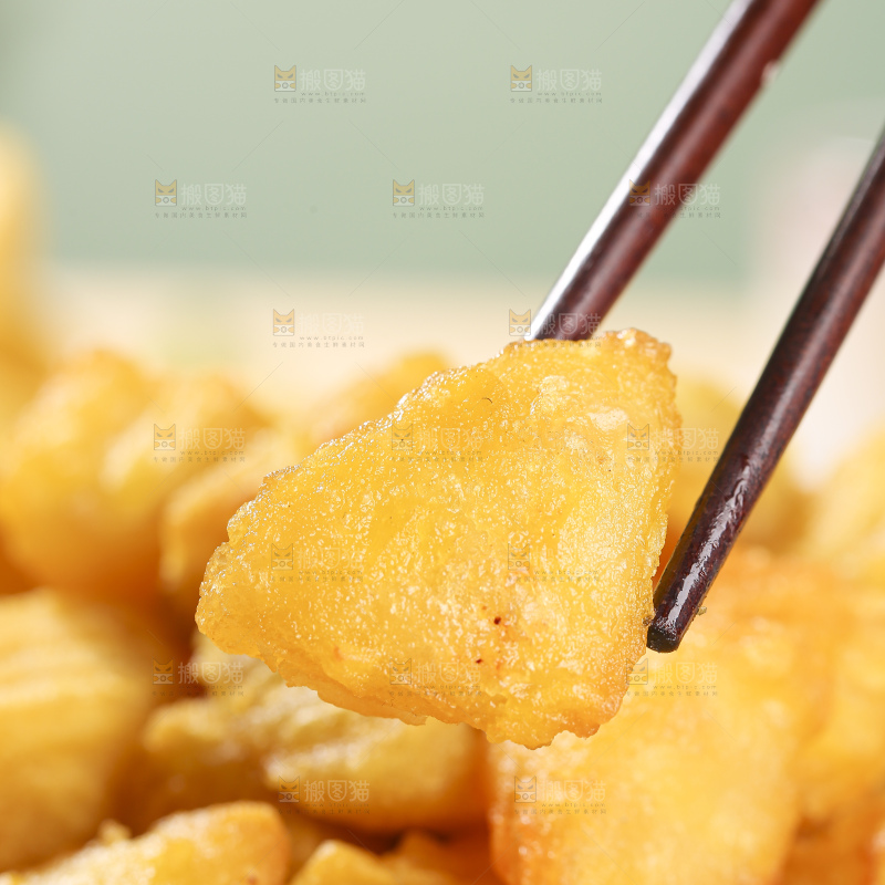 浅底上的锅巴土豆