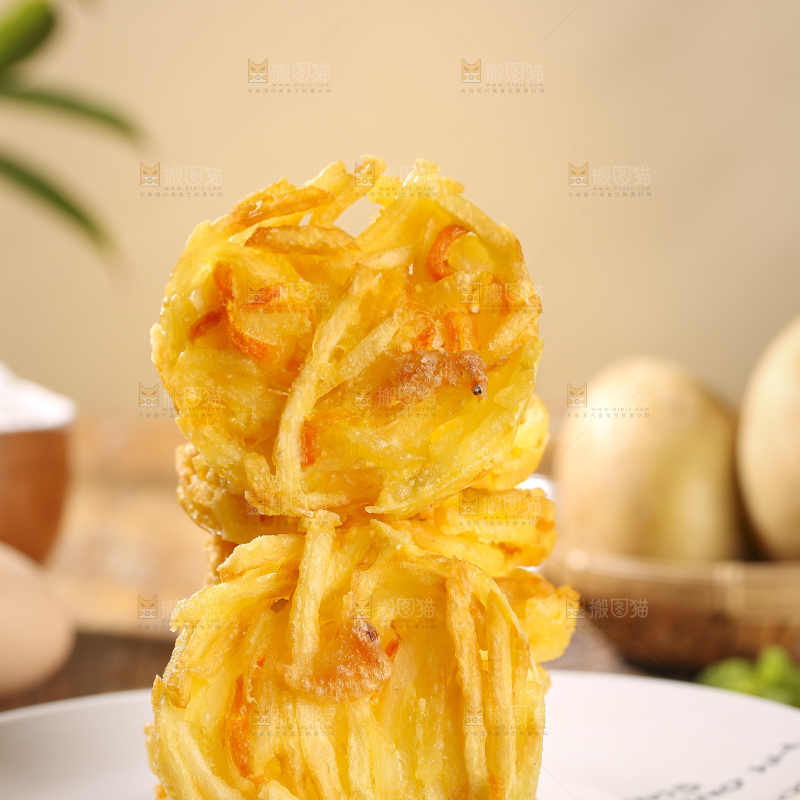 木底上的土豆鲜虾饼